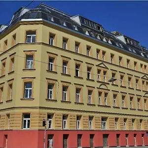 https://penthouse-near-schoenbrunn-amazing-terrace-apt42.vienna-besthotels.com