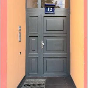 https://studio-apartment-between-schoenbrunn-the-city-center-4.vienna-besthotels.com