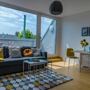 https://maureen-lovely-2-bedroom-unit-with-community-pool.vienna-besthotels.com